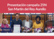 Imagen de la presentación de la campaña “Comercio y Ciudadanía contra la Violencia Digital” en el Ayuntamiento de San Martín del Rey Aurelio, con representantes municipales y de la Unión de Comerciantes mostrando los materiales de sensibilización del 25N.