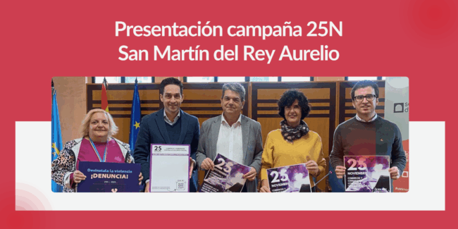Imagen de la presentación de la campaña “Comercio y Ciudadanía contra la Violencia Digital” en el Ayuntamiento de San Martín del Rey Aurelio, con representantes municipales y de la Unión de Comerciantes mostrando los materiales de sensibilización del 25N.