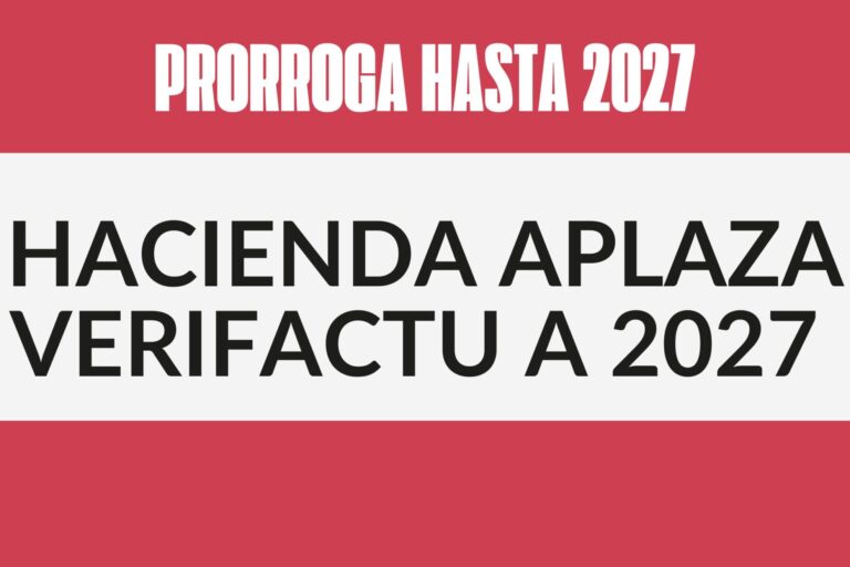 Comerciantes trabajando en un pequeño comercio revisando la facturación en un ordenador, representando el impacto del sistema Verifactu para pequeño comercio.