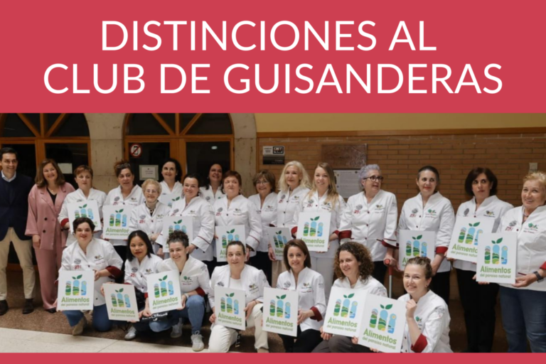 Foto de grupo del acto de entrega de distinciones al Club de Guisanderas celebrado en la Escuela de Hostelería de Gijón